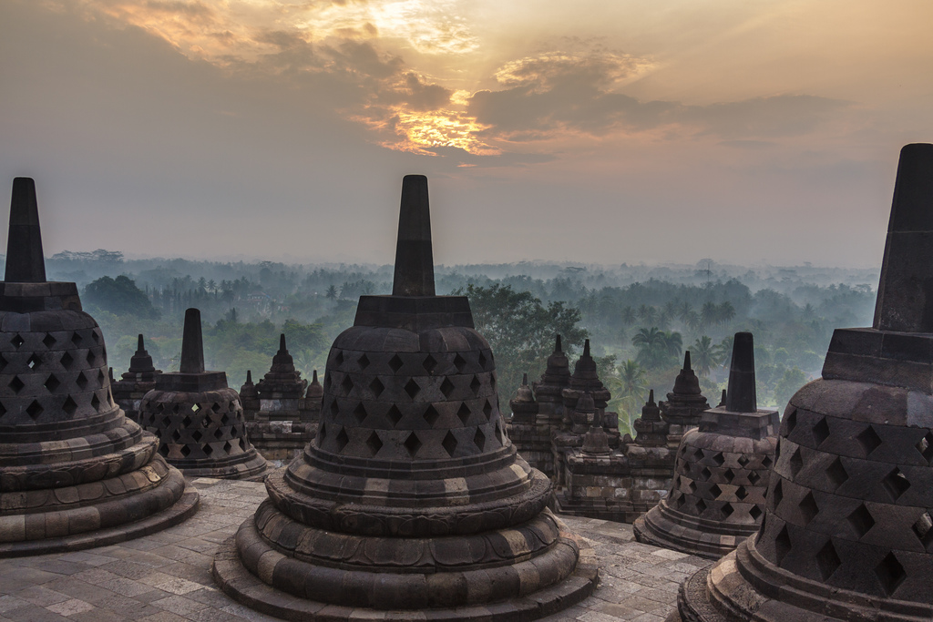 Là một trong những ngôi đền nổi tiếng nhất thế giới, đền Borobudur đứng uy nghi trên ngọn đồi, mặt hướng ra cánh đồng xanh tươi và trù phú. Ảnh: Alexander Ipfelkofer